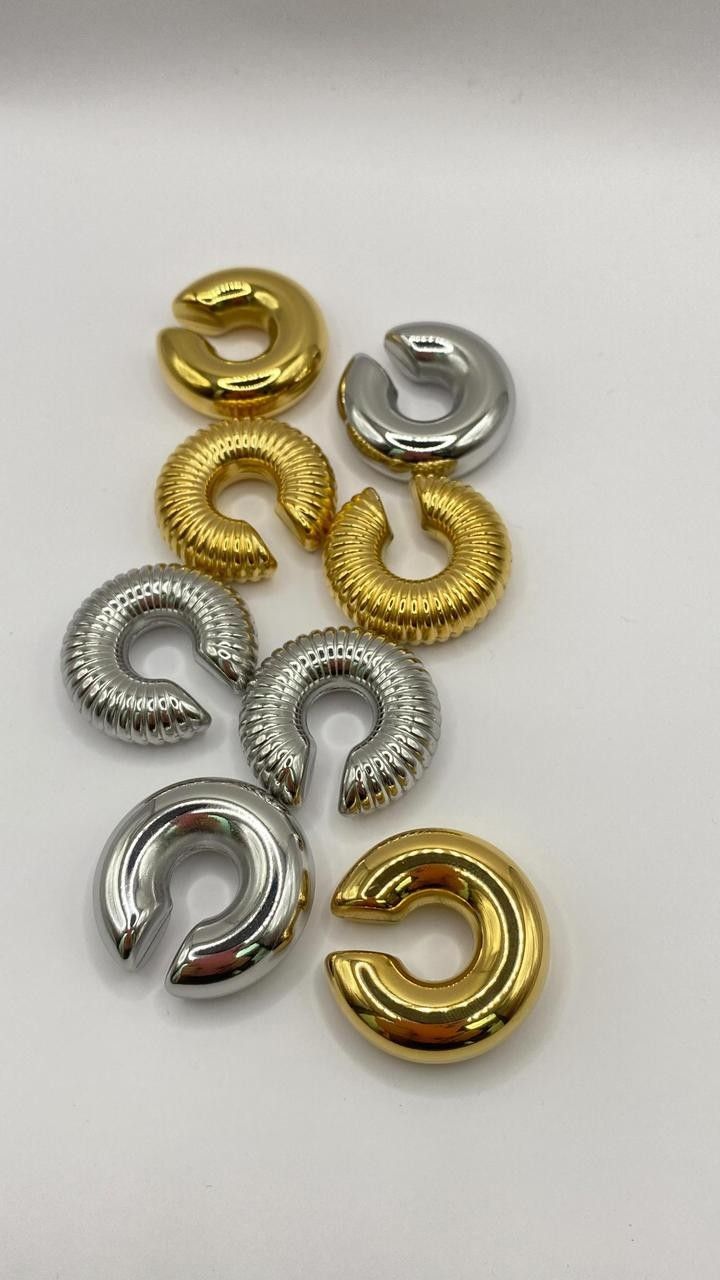 Earcuffs dorados y plateados